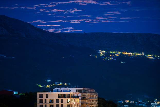 Split: Pogled na izlazeći puni mjesec iznad brda Perun