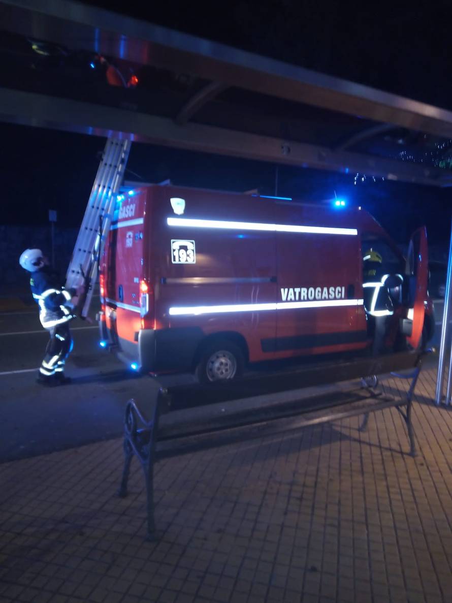 Vjetar poharao Hrvatsku: Lete fasade, stabla, kaos u prometu