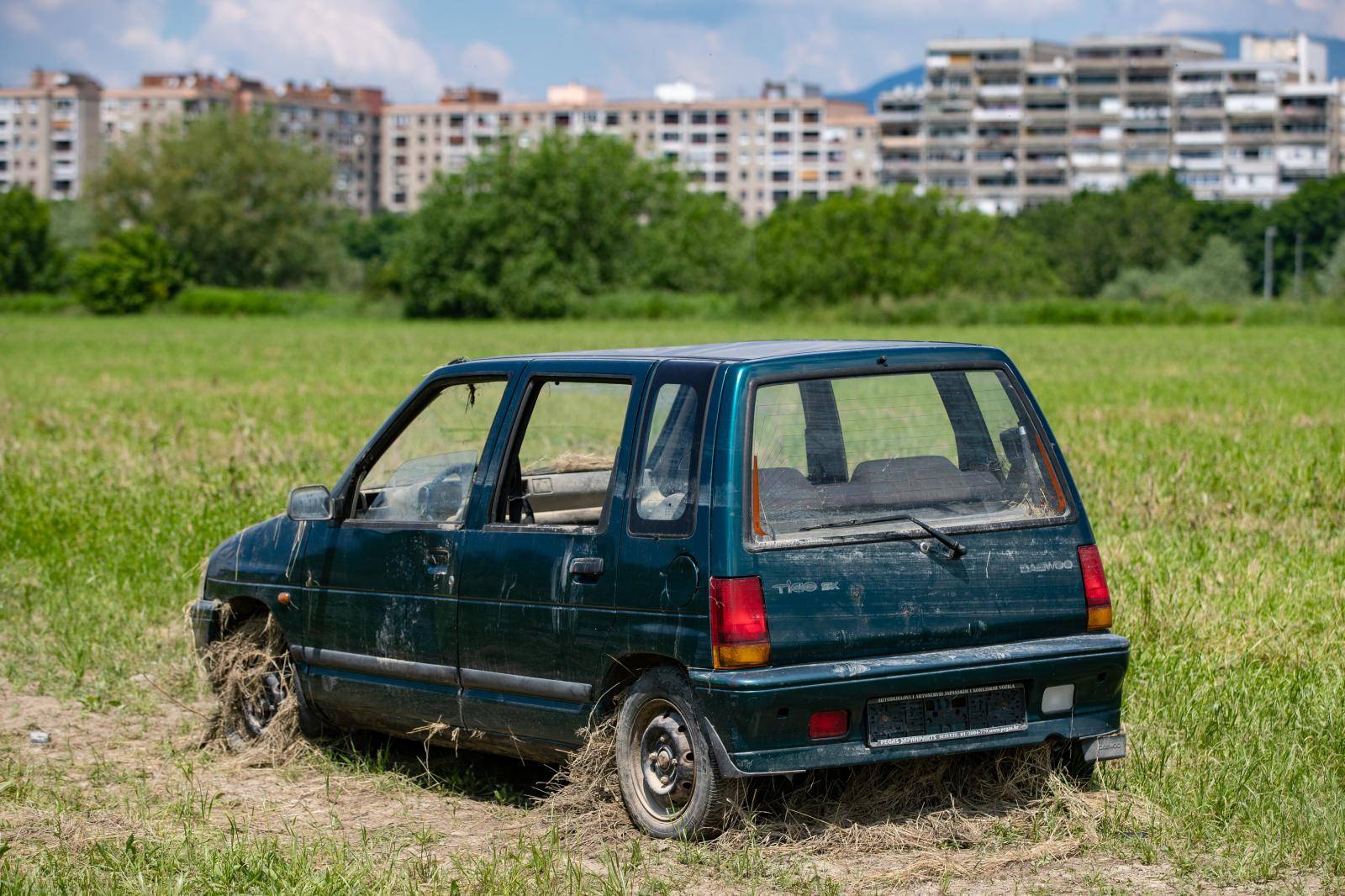 Zagreb: Auto koji je 'progutala' Sava,  nakon par dana i dalje stoji na nasipu