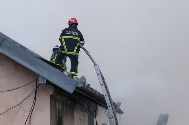 Gore barake uz prugu u Osijeku