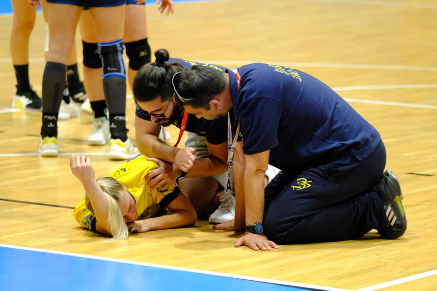 Rukometašica nepomično leži nakon ozljede na utakmici Lokomotiva - Umag