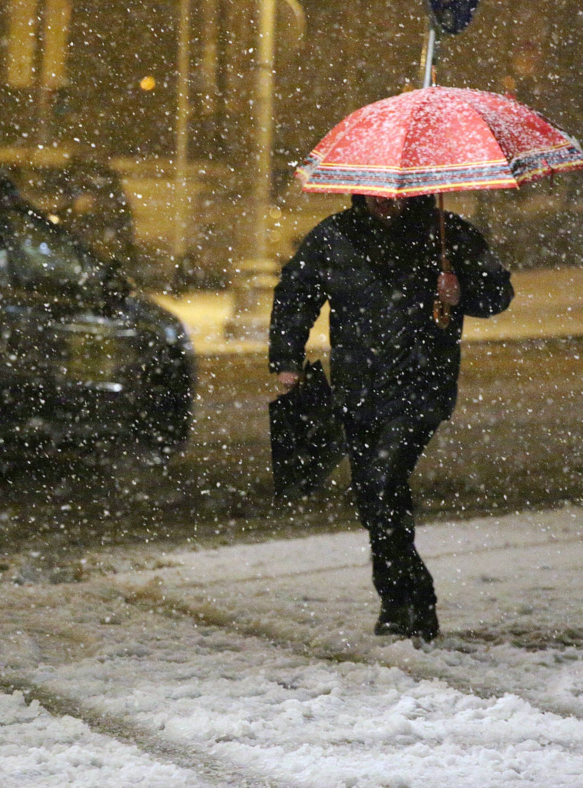 Snijeg opet zameo Hrvatsku, orkanski vjetar blokirao ceste