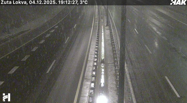 FOTO Snježni kaos kod Gospića: Autocestu zameo snijeg. HAK  se oglasio upozorenjem za vozače