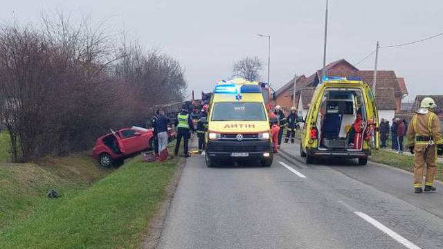 Teška nesreća u Čajkovcima: Auto i kamion u kanalu nakon sudara, dvoje je ozlijeđenih