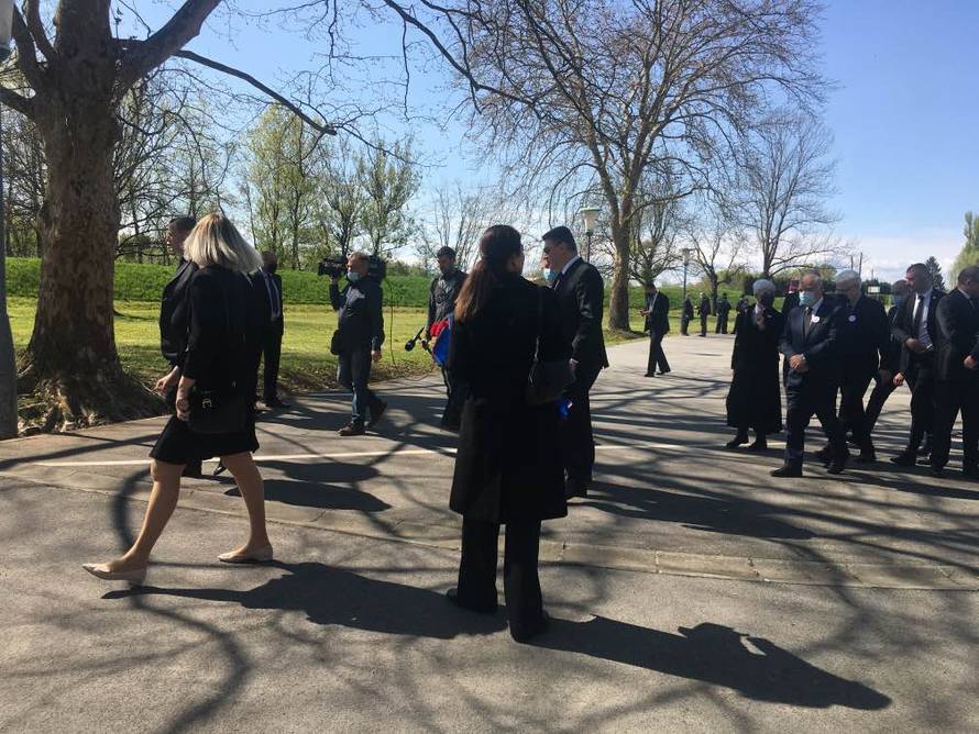 Grbin: Dvostrukih konotacija nema, 'Za dom spremni' je zločinački pozdrav, riješite to