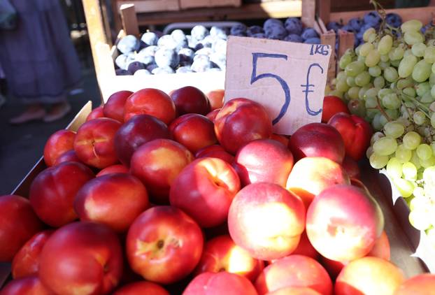 Šibenik: Bogata ponuda vo?a i povr?a na gradskoj tržnici