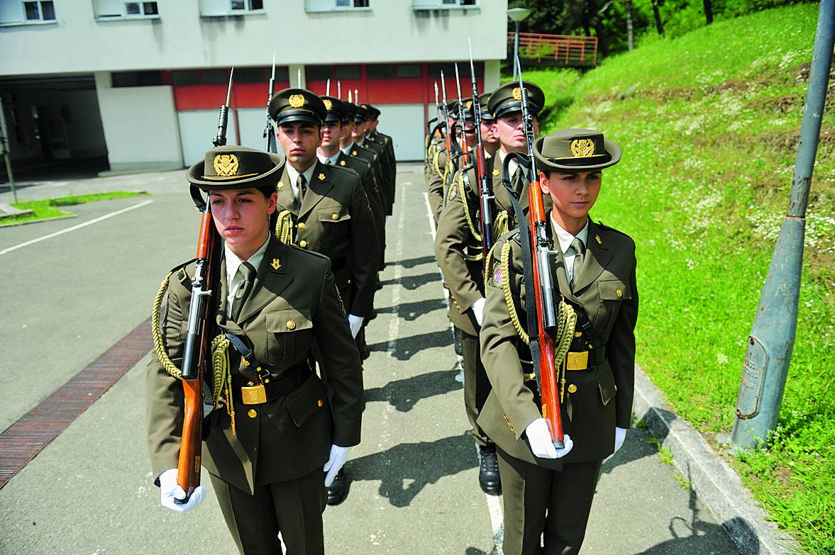 Kolindina garda: Tri vojnikinje prve žene u Počasnoj satniji