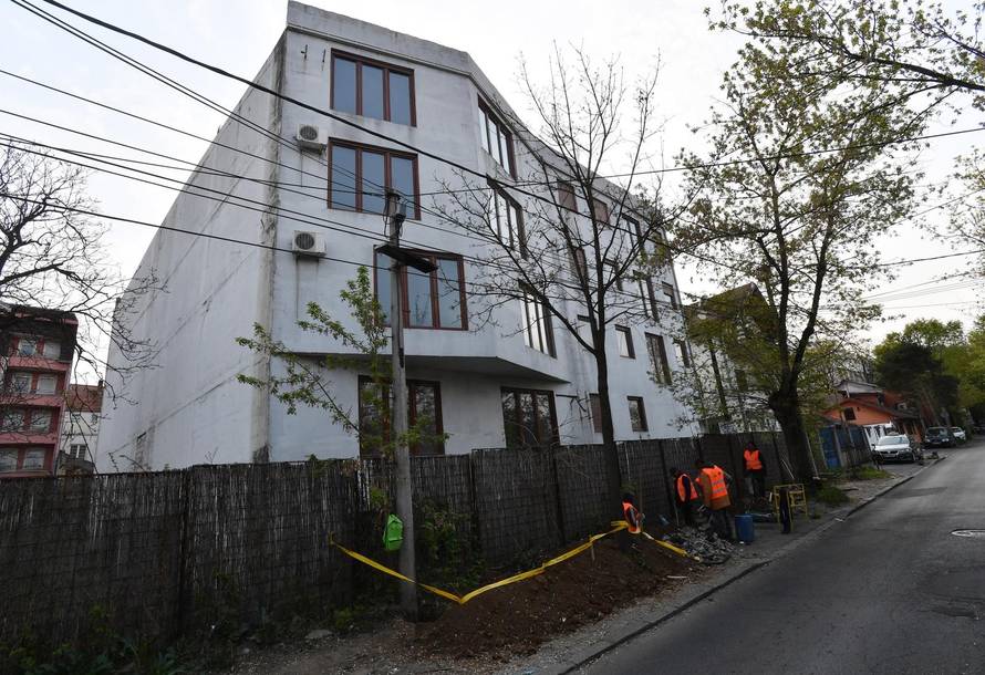 Bregović razgledava skupocjene nekretnine, ali po Beogradu se i dalje vozi u starom Trabantu