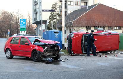 Sudario se pa se prevrnuo: Iz auta ga oslobađali vatrogasci