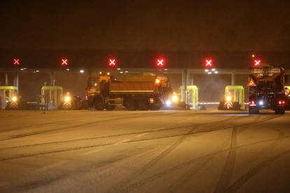Zbog olujnog nevremena i snijega za sav promet zatvoren dio autoceste Rijeka-Zagreb