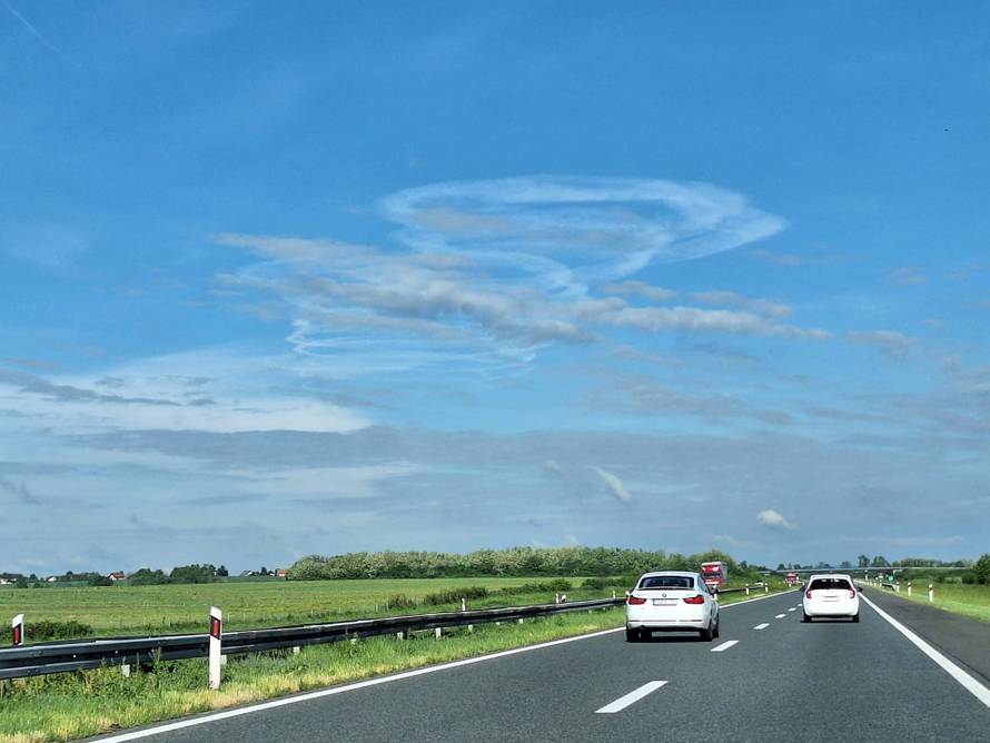 VIDEO Snimili su misteriozne krugove iznad Karlovca: 'Što je ovo? Možda i nismo sami...'