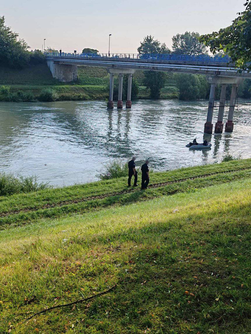 FOTO Auto sletio u kanal kod Varaždina: Policija intenzivno traga za vozilom i vozačem