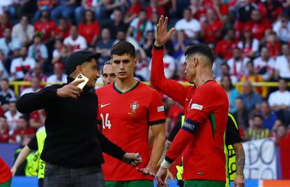 VIDEO Ronaldo-manija na Euru: Četiri puta prekidali utakmicu zbog njega, nastradao suigrač