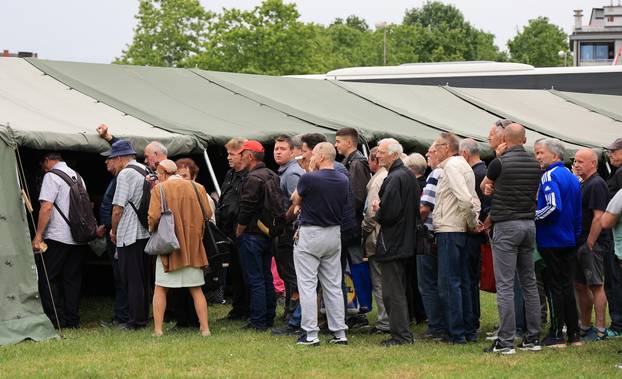 Zagreb: Podjela graha građanima na Jarunu u povodu Dana državnosti