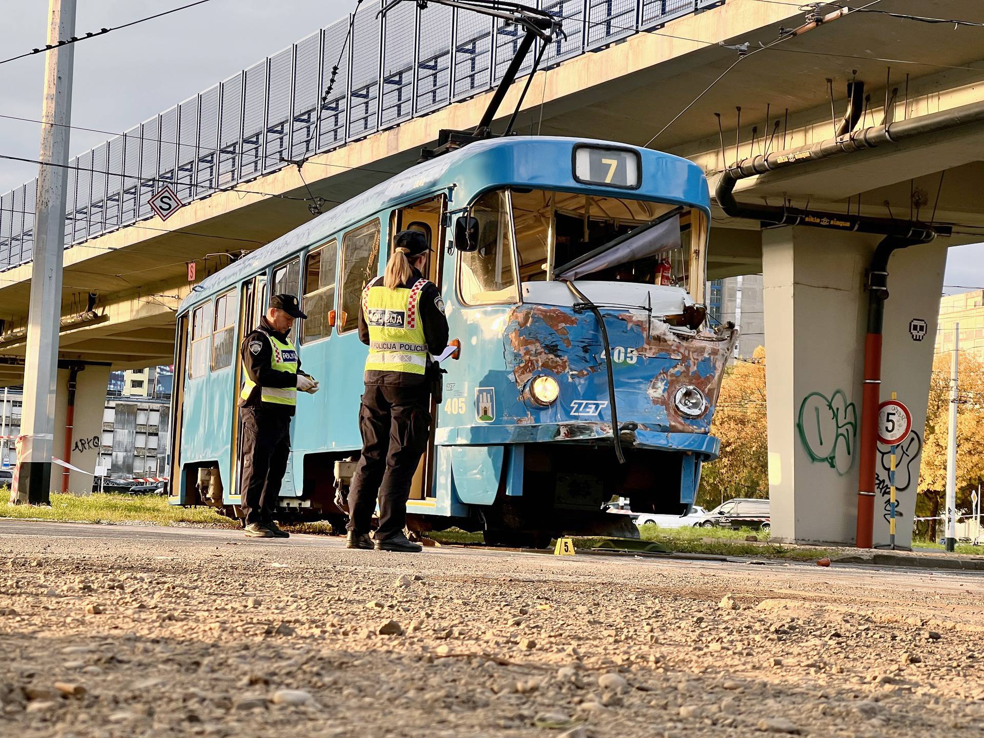 Jedna osoba poginula u sudaru tramvaja i autobusa