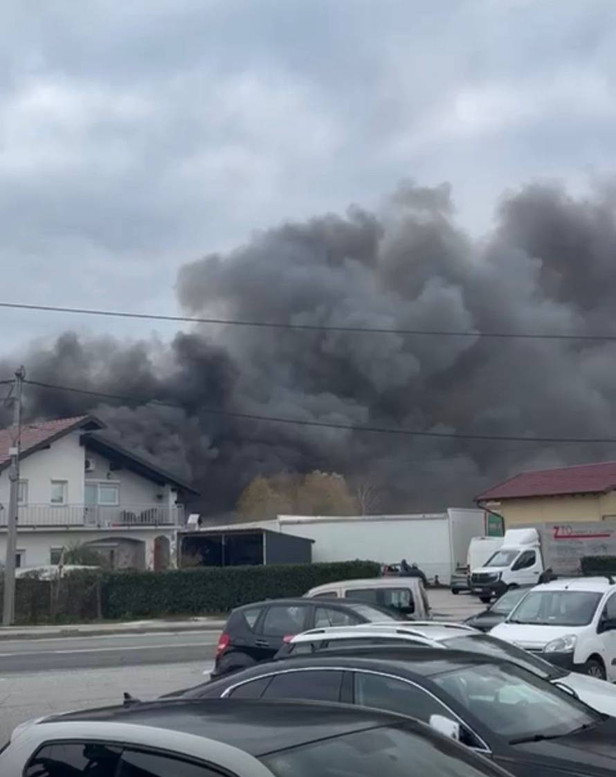 FOTO Strašne scene iz Sesveta: Požar u hali, diže se gusti dim