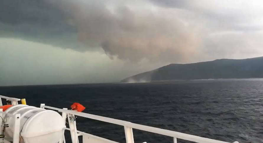 Oluje čupale stabla, kod Cresa snimio zastrašujuću pijavicu