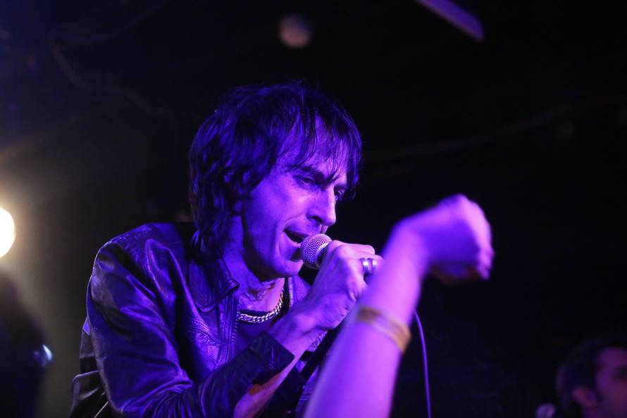 Redari su odvlačili 'nestašne' obožavateljice s bine u  Močvari