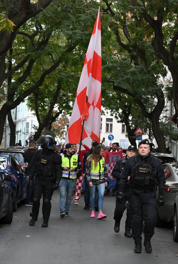 Prag: Hrvatski navijači u korteu idu do stadiona
