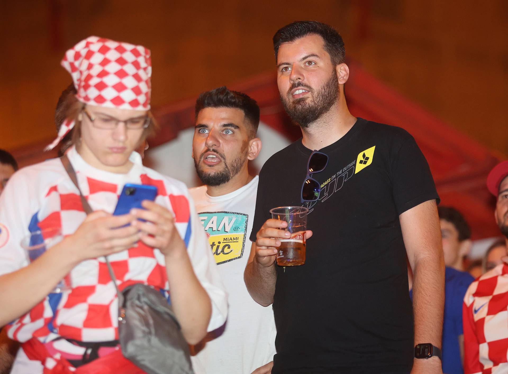 Mate Rimac opustio se na Trgu, nakon pobjede Hrvatske fotkao se s razdraganim navijačima