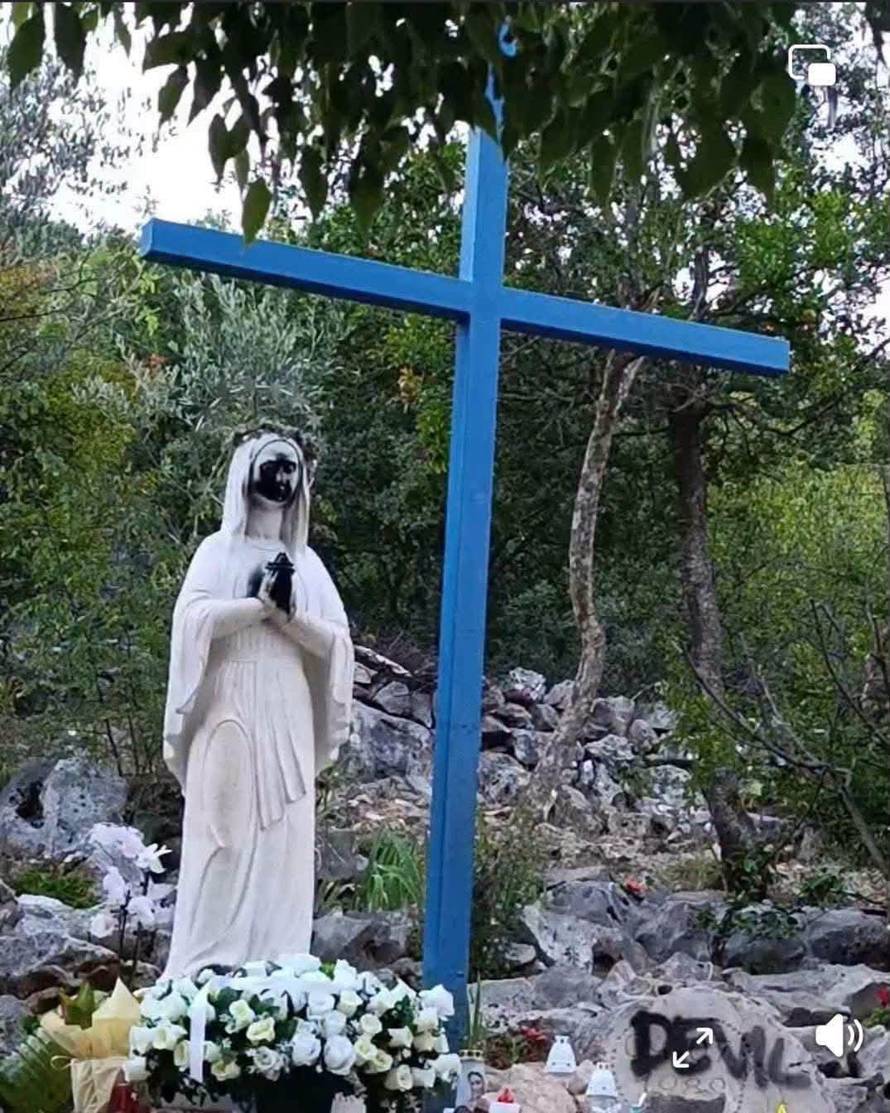 Poruka na poljskom, citiranje Biblije, evo što su pisali vandali koji su oštetili Gospin kip