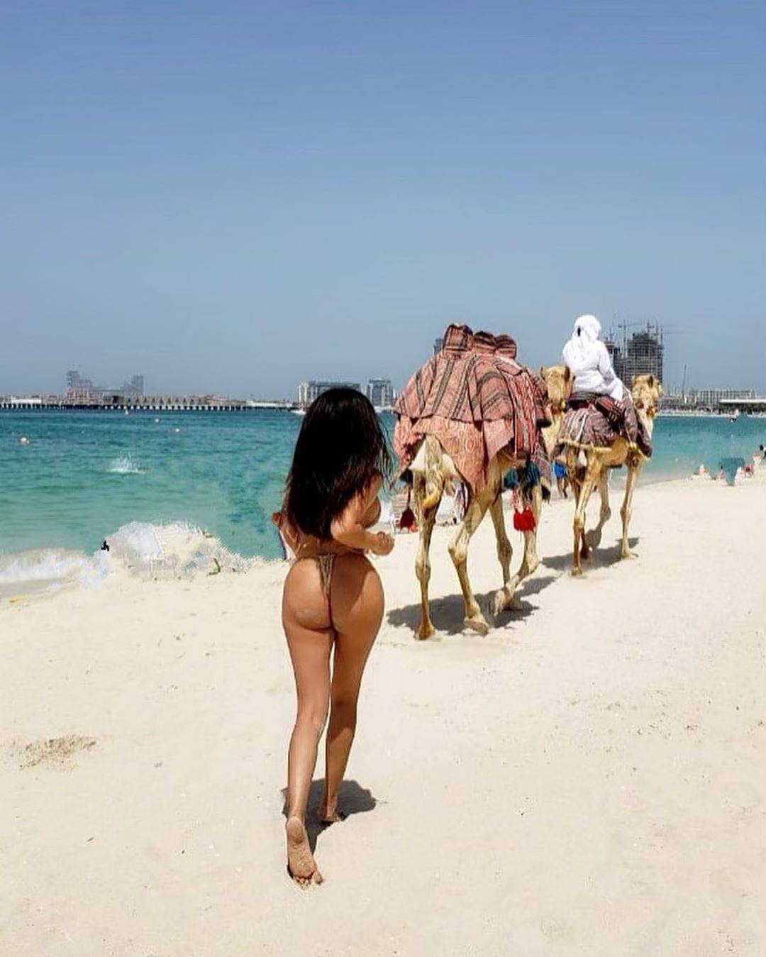 Playboy zečica zamalo završila iza rešetaka: Prekršila izolaciju pa se golišava fotkala u pustinji