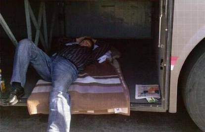 I u prtljažniku busa može se naspavati kao u krevetu