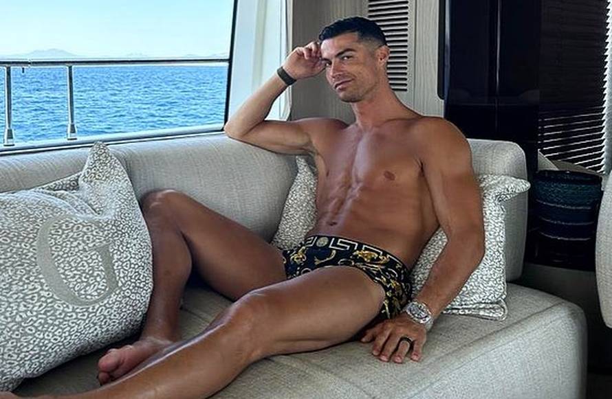 Ronaldo pokazao pločice i tamni ten, a obožavatelji su primijetili nešto drugo: 'Zašto ih lakiraš?'