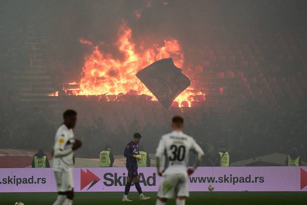 Beograd: Navijači Partizana zapalili dio tribine tijekom susreta Crvene zvezde i Partizana