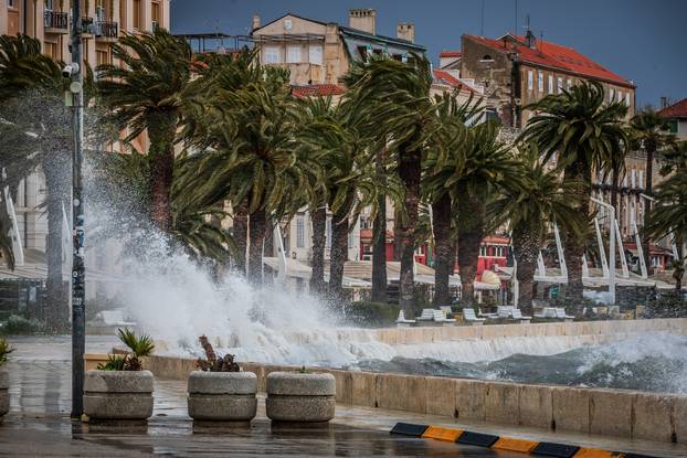 Split: Orkansko jugo potopilo rivu te stvaralo probleme u pomorskom prijevozu