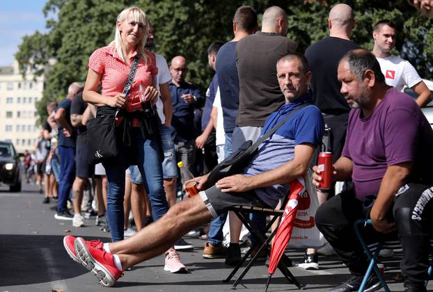 Zagreb: Navijači čekaju u redu kako bi kupili ulaznice za utakmicu između Milana i Dinama