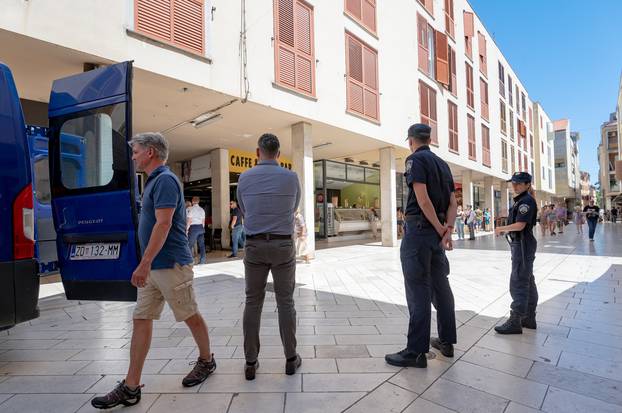 Zadar: Policija intervenirala u kafiću na Kalelargi gdje je uklonjena terasa