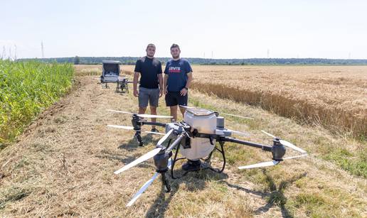 FOTO Dron u Strizivojni sijao djetelinu nad pšenicom: 'Njemu treba sat, a meni dva dana'