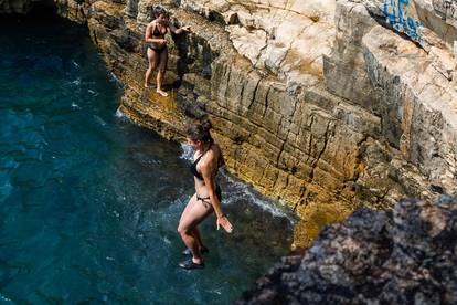 FOTO Lude akrobacije na plaži u Puli: Kupači 'lete' sa stijena, evo kako se bježi od vrućina...