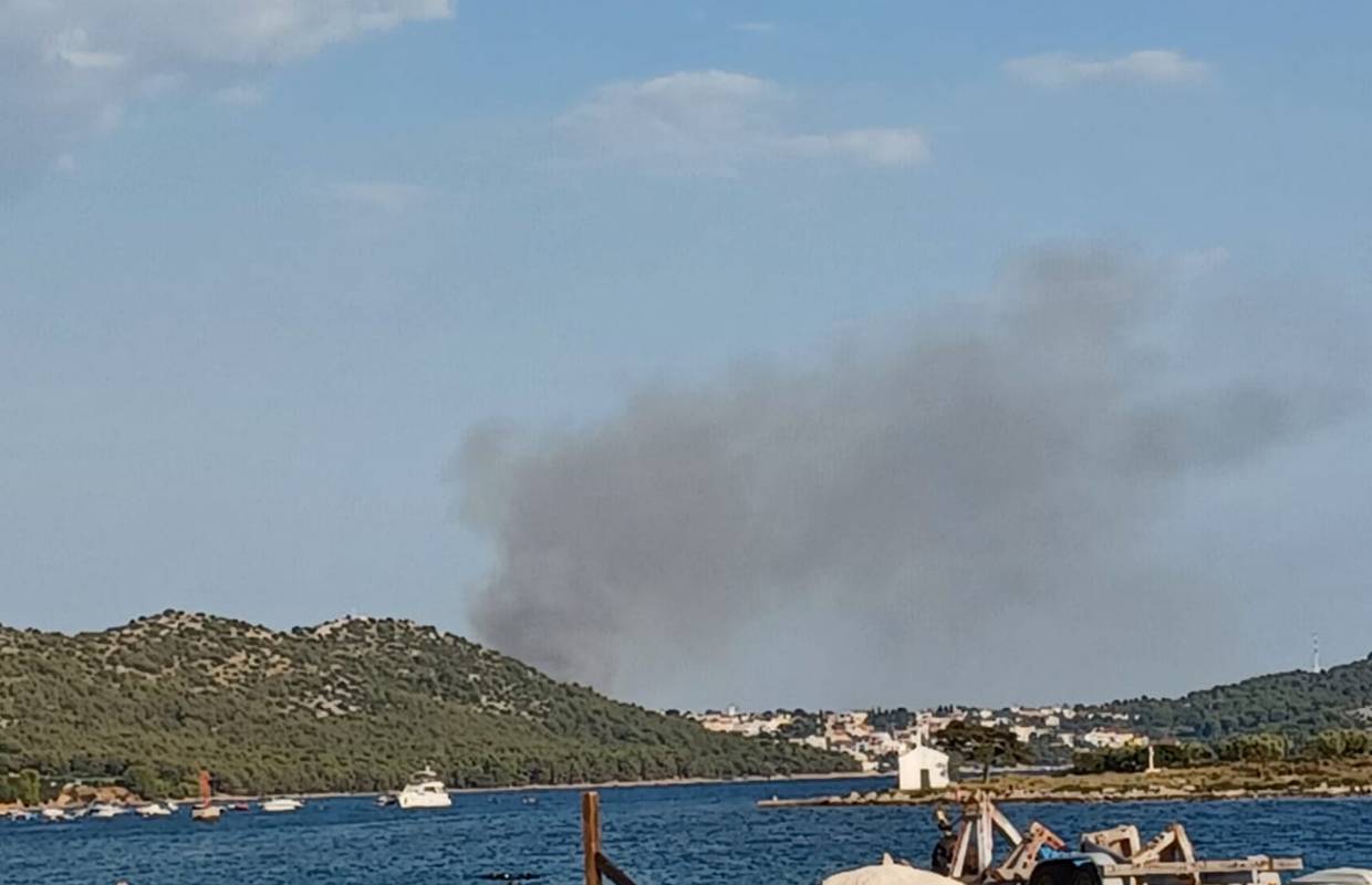 Požar kod Biograda: Gasila ga dva kanadera, lokalizirali su ga