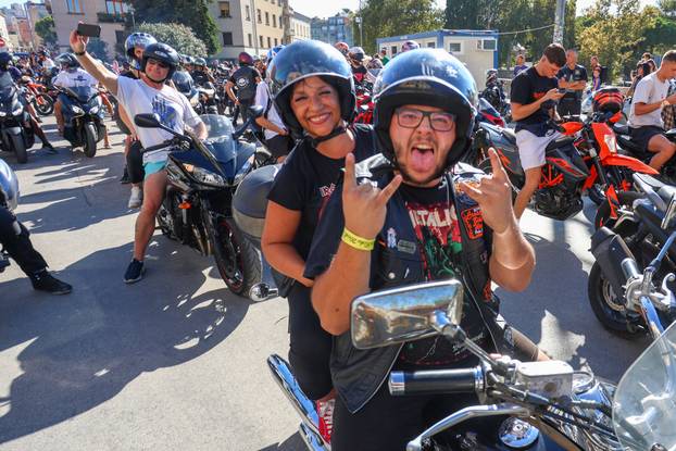 Defile motorista kroz PUlu