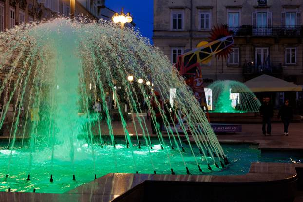 Rijeka: Povodom Dana sv. Patrika zeleno je osvjetljena fontana na Jadranskom trgu