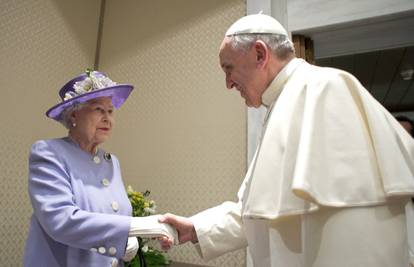 Kraljica Elizabeta II. se po prvi put susrela s papom Franjom