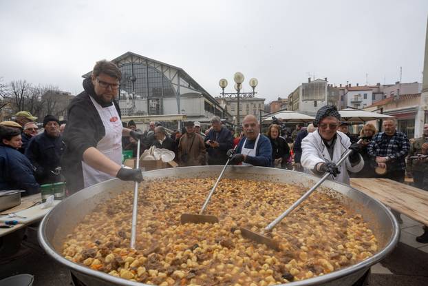 Pula:  500 besplatnih porcija “Lovačkog doručka” podjeljeno na slast prisutnim puljanima