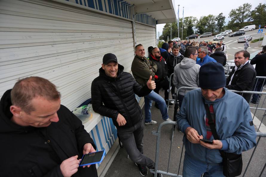 Navijači satima čekaju na ulaznicu za utakmicu Hrvatska - Slovačka