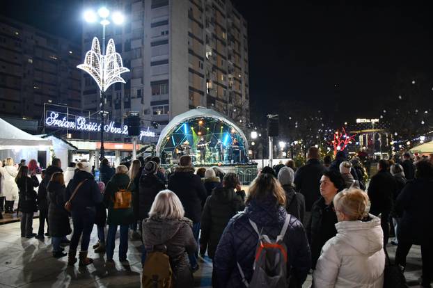 FOTO Blagdanska atmosfera na paljenju druge adventske svijeće u Slavonskom Brodu