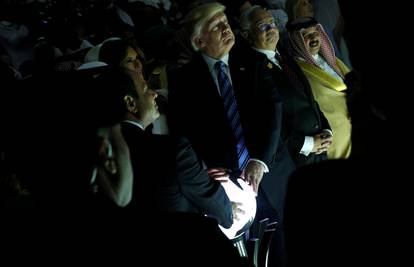 Sad svi sprdaju Trumpa jer je s kraljem 'mazio' svjetleći globus