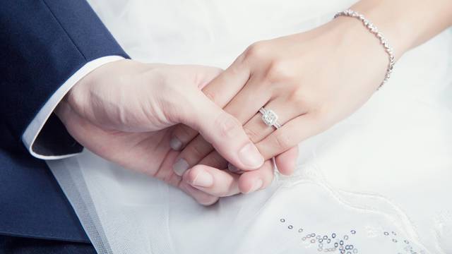 Mladenka izgubila dijamantni prsten na vjenčanju, ali onda je fotografkinja spasila cijeli dan