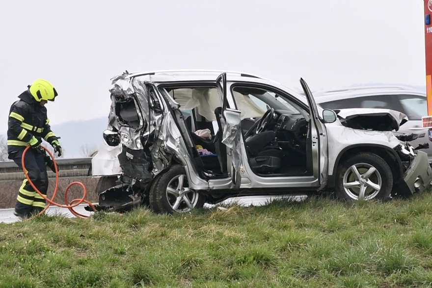 Dvoje ljudi poginulo u teškoj prometnoj nesreći na autocesti između Novske i Okučana