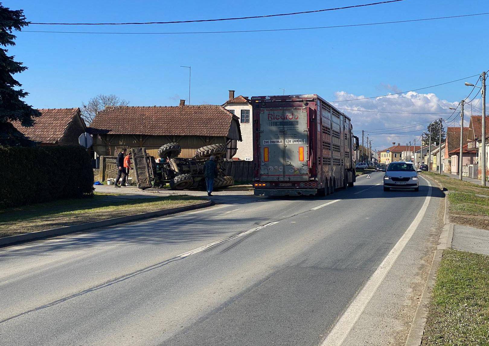 Prestizao traktor pa ga udario i zakucao u betonsku ogradu