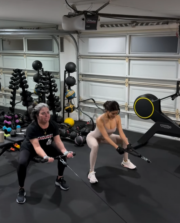 Ona ima 50 godina? Ma nema šanse! Seksi 'kućanica' utegnula se u topić i tajice pa vježbala...