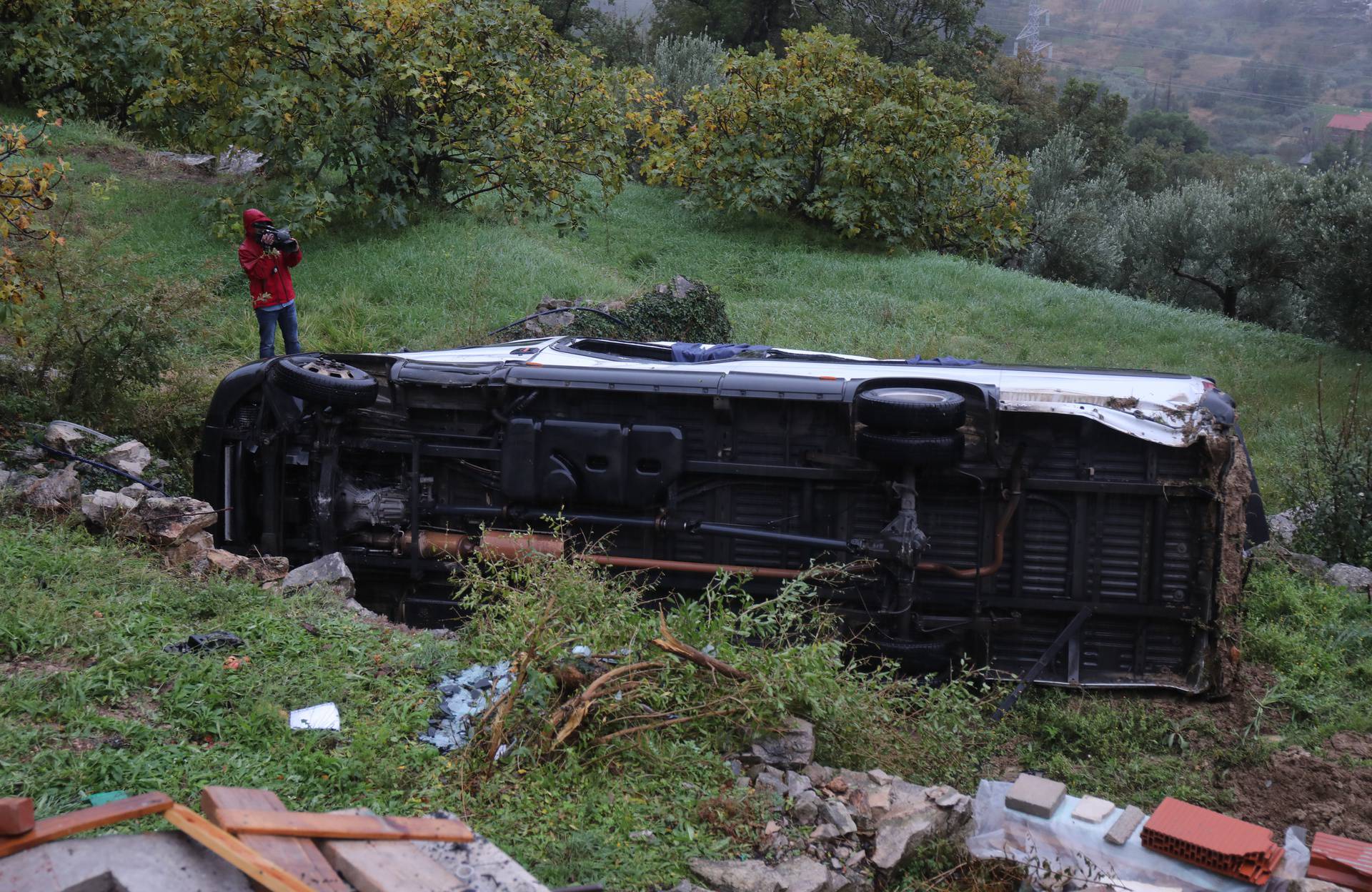 Gornje Sitno: Školski kombi sletio s ceste kod Splita, djeca prevezena u bolnicu