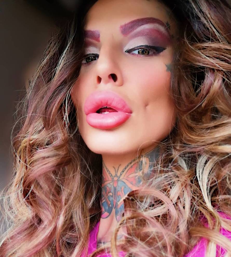 Snimaju porno filmove, mlate se i skidaju na svakom koraku