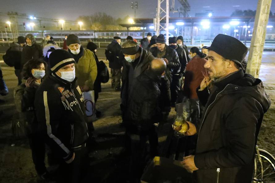 Zagreb: Udruga Slavonsko Srce i glumac Ante Krstulović dijelili hranu beskućnicima na Glavnom kolodvoru