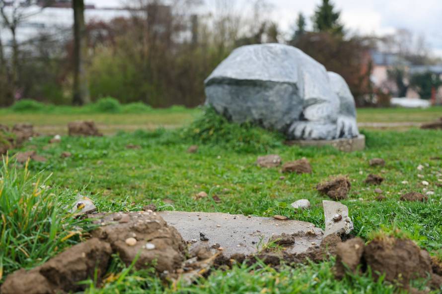 Zagreb: Skulptura tri žabe na savskom nasipu u parku skulptura